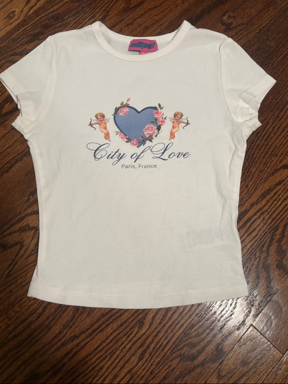 Edikted Women’s White Tee With Blue Heart And Pink Rose Graphic Size XS